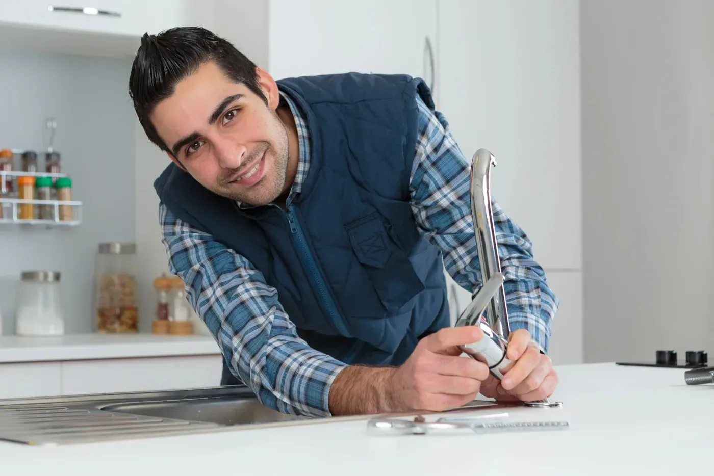 Plombier généraliste réparant une installation sanitaire à Clamart (92140)