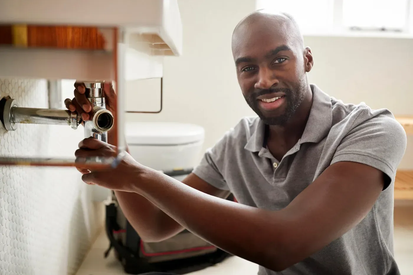 Pose d'un mitigeur de lavabo lors d'un dépannage dans les Hauts-de-Seine